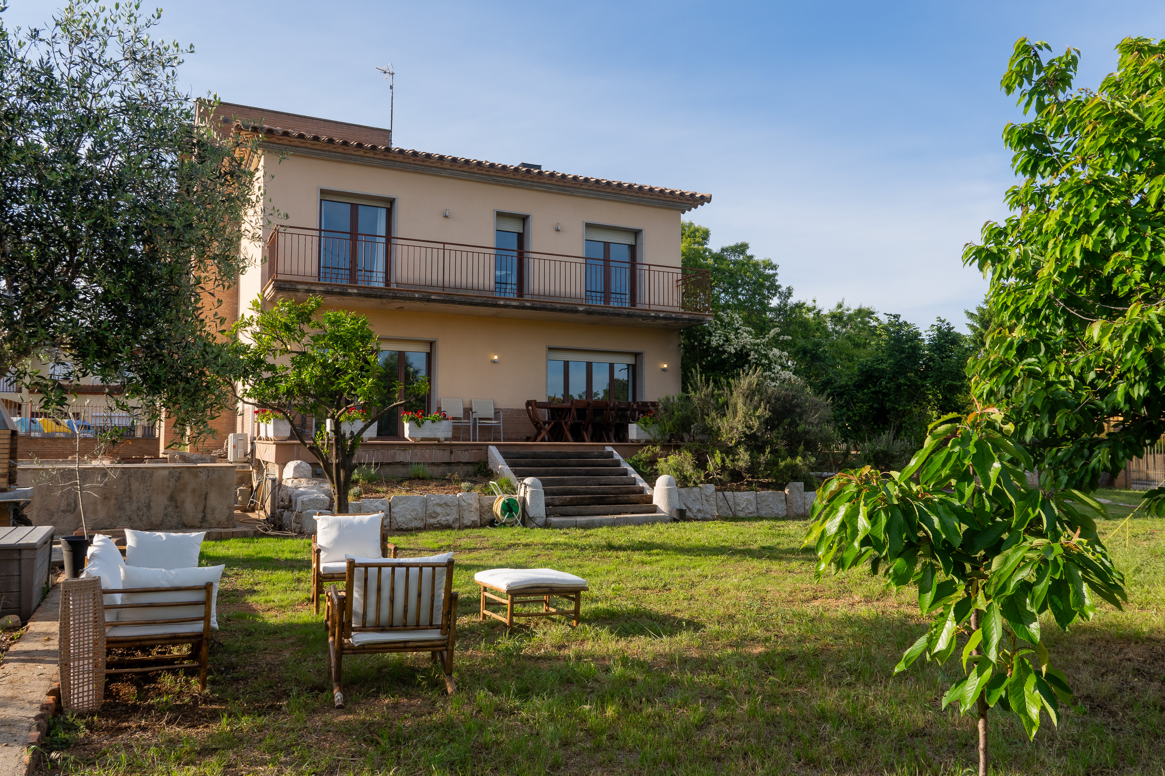L'Ametller — façana i jardí amb ametllers